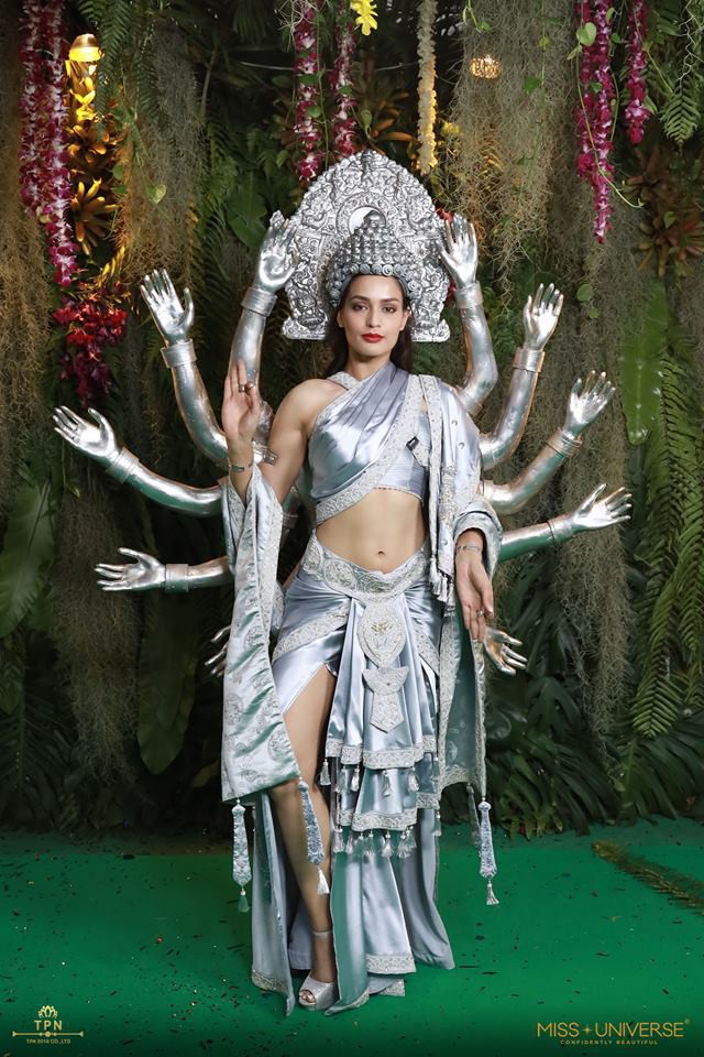 Ngoài Bánh mì của HHen Niê, đây là những bộ trang phục dân tộc chặt chém nhất sân khấu Miss Universe 2018-7