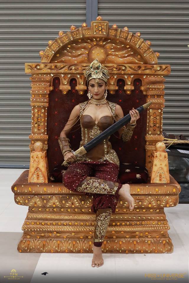 Ngoài Bánh mì của HHen Niê, đây là những bộ trang phục dân tộc chặt chém nhất sân khấu Miss Universe 2018-9