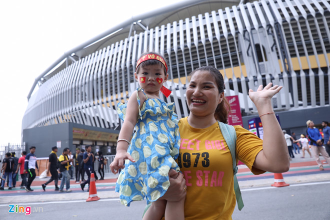 Hàng nghìn CĐV kéo về sân Bukit Jalil, trời bắt đầu đổ mưa-10