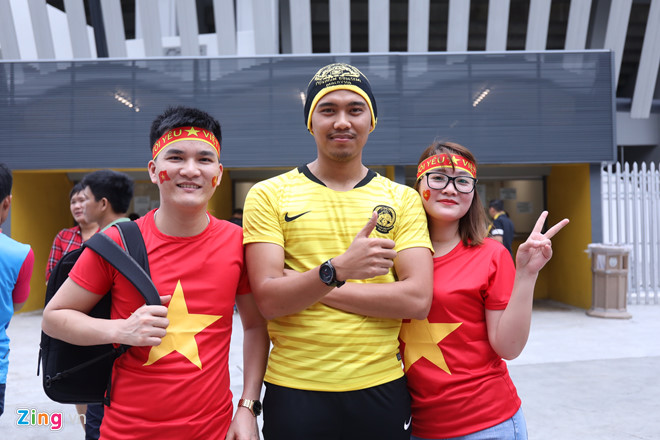 Hàng nghìn CĐV kéo về sân Bukit Jalil, trời bắt đầu đổ mưa-6