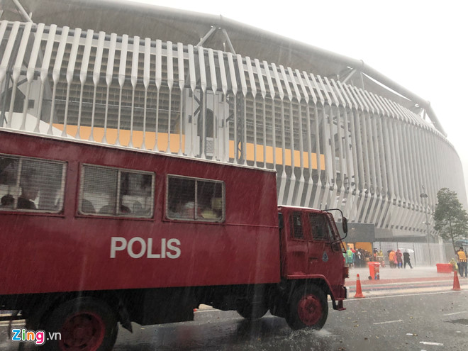 Hàng nghìn CĐV kéo về sân Bukit Jalil, trời bắt đầu đổ mưa-2