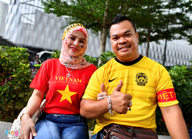 Hàng nghìn CĐV kéo về sân Bukit Jalil, trời bắt đầu đổ mưa-5