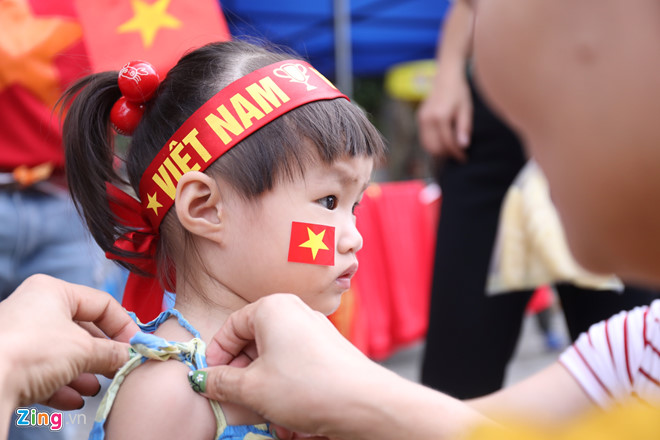 Hàng nghìn CĐV kéo về sân Bukit Jalil, trời bắt đầu đổ mưa-11