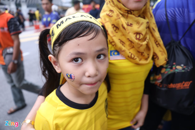 Hàng nghìn CĐV kéo về sân Bukit Jalil, trời bắt đầu đổ mưa-8