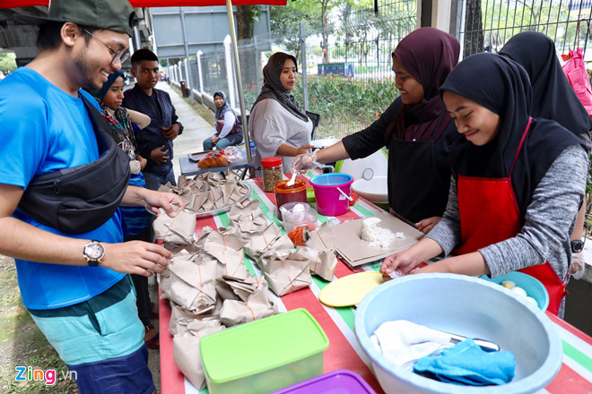 Hàng nghìn CĐV kéo về sân Bukit Jalil, trời bắt đầu đổ mưa-14