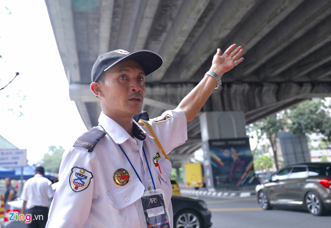 Hàng nghìn CĐV kéo về sân Bukit Jalil, trời bắt đầu đổ mưa-21