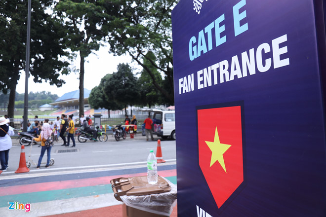 Hàng nghìn CĐV kéo về sân Bukit Jalil, trời bắt đầu đổ mưa-16