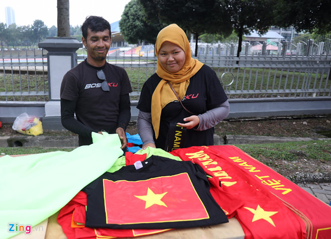 Hàng nghìn CĐV kéo về sân Bukit Jalil, trời bắt đầu đổ mưa-17