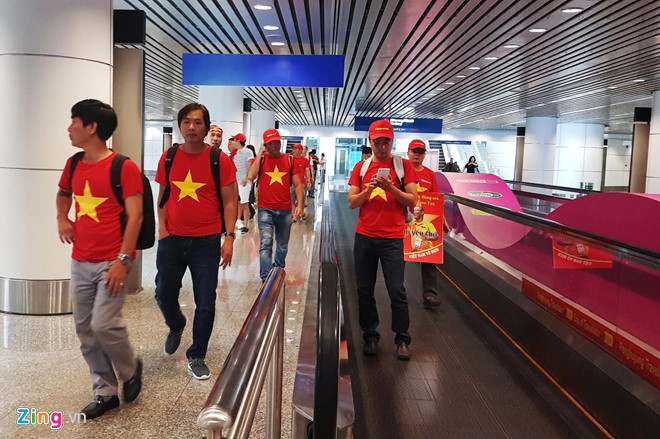 Hàng nghìn CĐV kéo về sân Bukit Jalil, trời bắt đầu đổ mưa-13