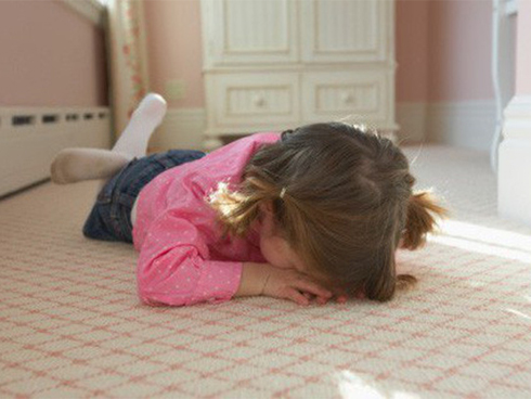 Mẹ suýt ngất khi lật giở tấm chăn thấy cảnh con gái ngất lịm, bê bết một màu đỏ-3