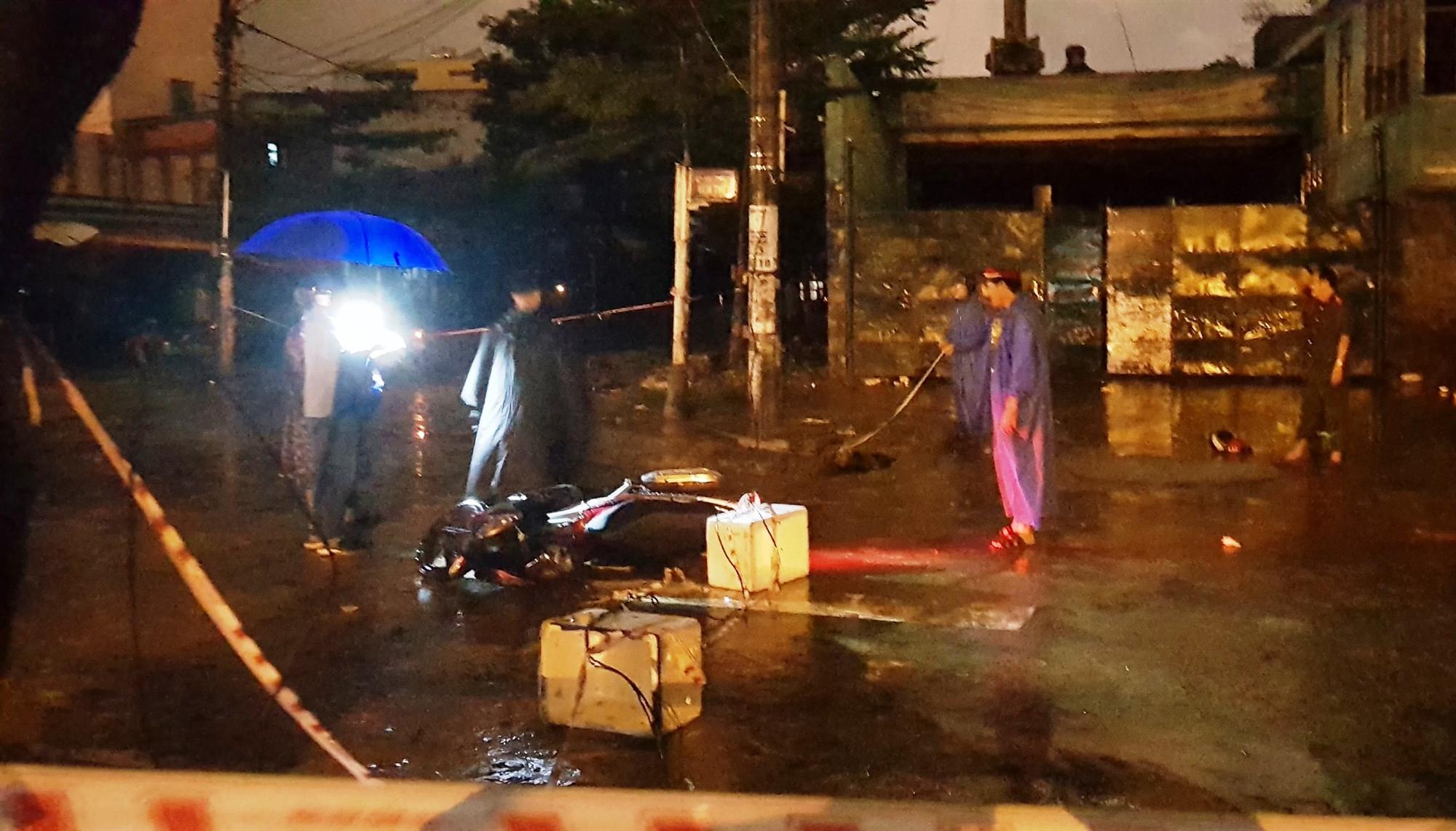 Vụ 3 người đi xe máy bị điện giật: Điện lực trả lời lý do không ngờ-1