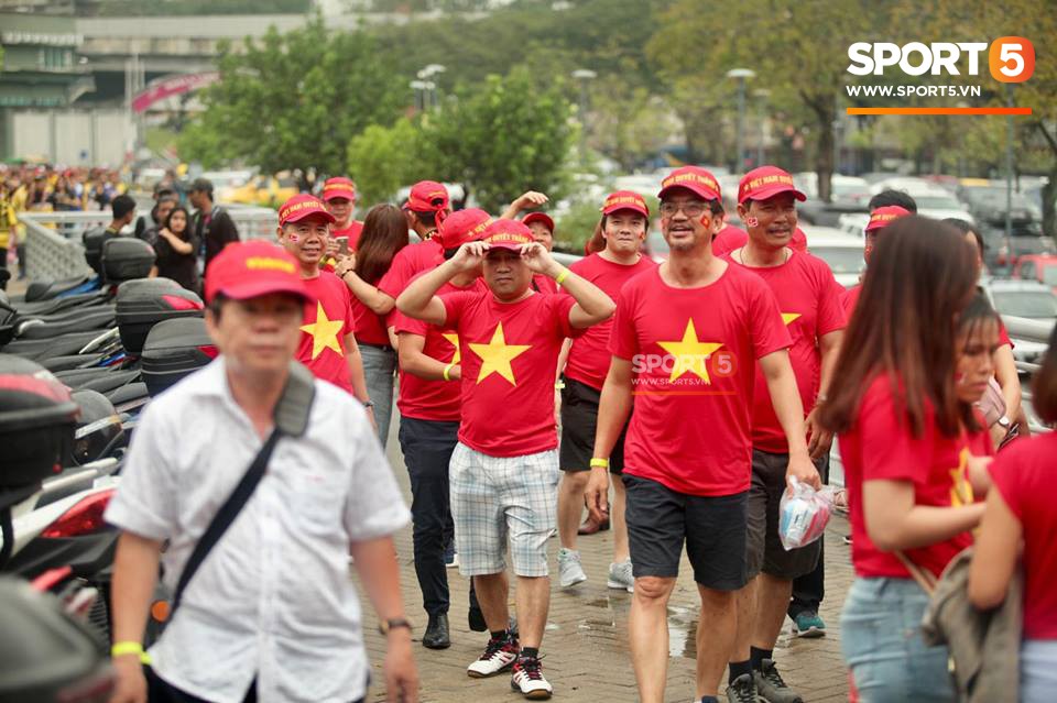 Vượt gió mưa, hàng nghìn cổ động viên có mặt tại sân Bukit Jalil tiếp lửa cho đội tuyển Việt Nam-19