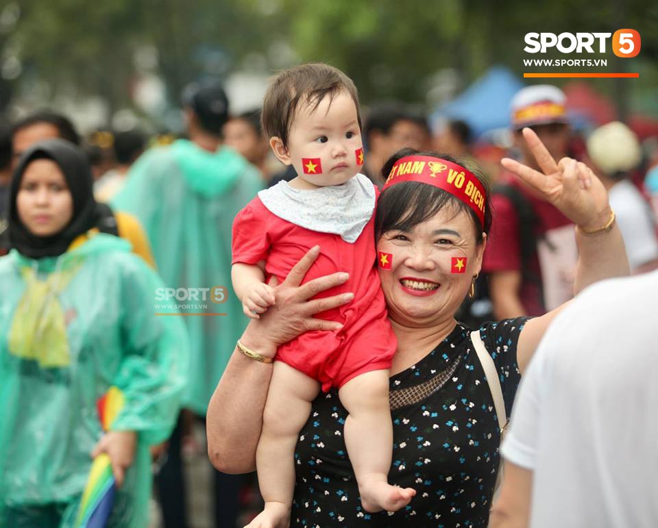 Vượt gió mưa, hàng nghìn cổ động viên có mặt tại sân Bukit Jalil tiếp lửa cho đội tuyển Việt Nam-20