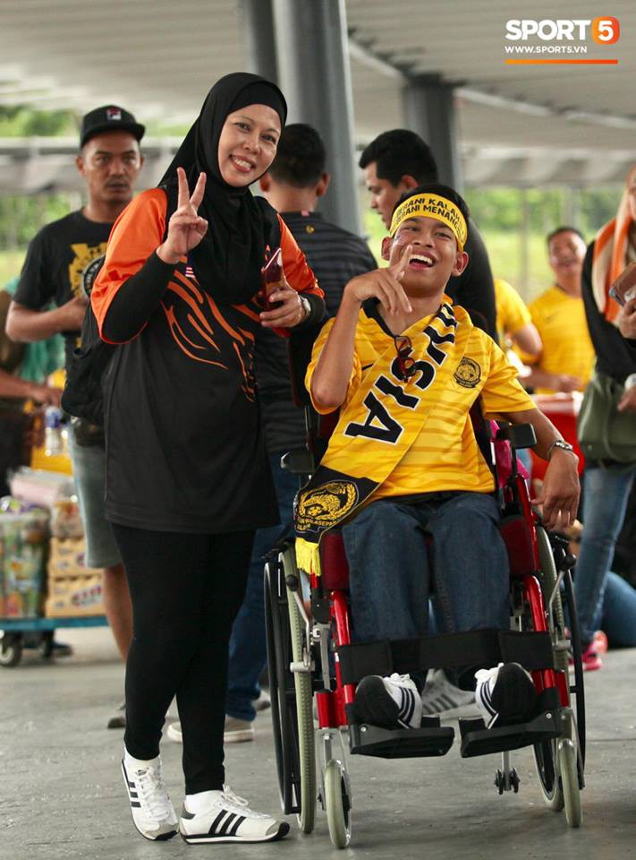 Vượt gió mưa, hàng nghìn cổ động viên có mặt tại sân Bukit Jalil tiếp lửa cho đội tuyển Việt Nam-14