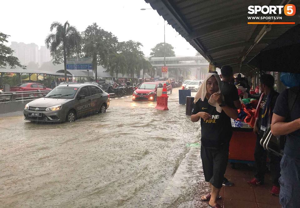 Vượt gió mưa, hàng nghìn cổ động viên có mặt tại sân Bukit Jalil tiếp lửa cho đội tuyển Việt Nam-10