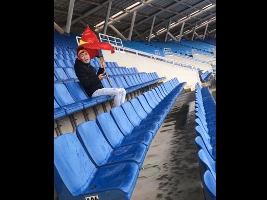 VIDEO: Chết cười với nam thanh niên nhầm lịch chung kết, một mình đội mưa tới sân Mỹ Đình cổ vũ ĐTVN