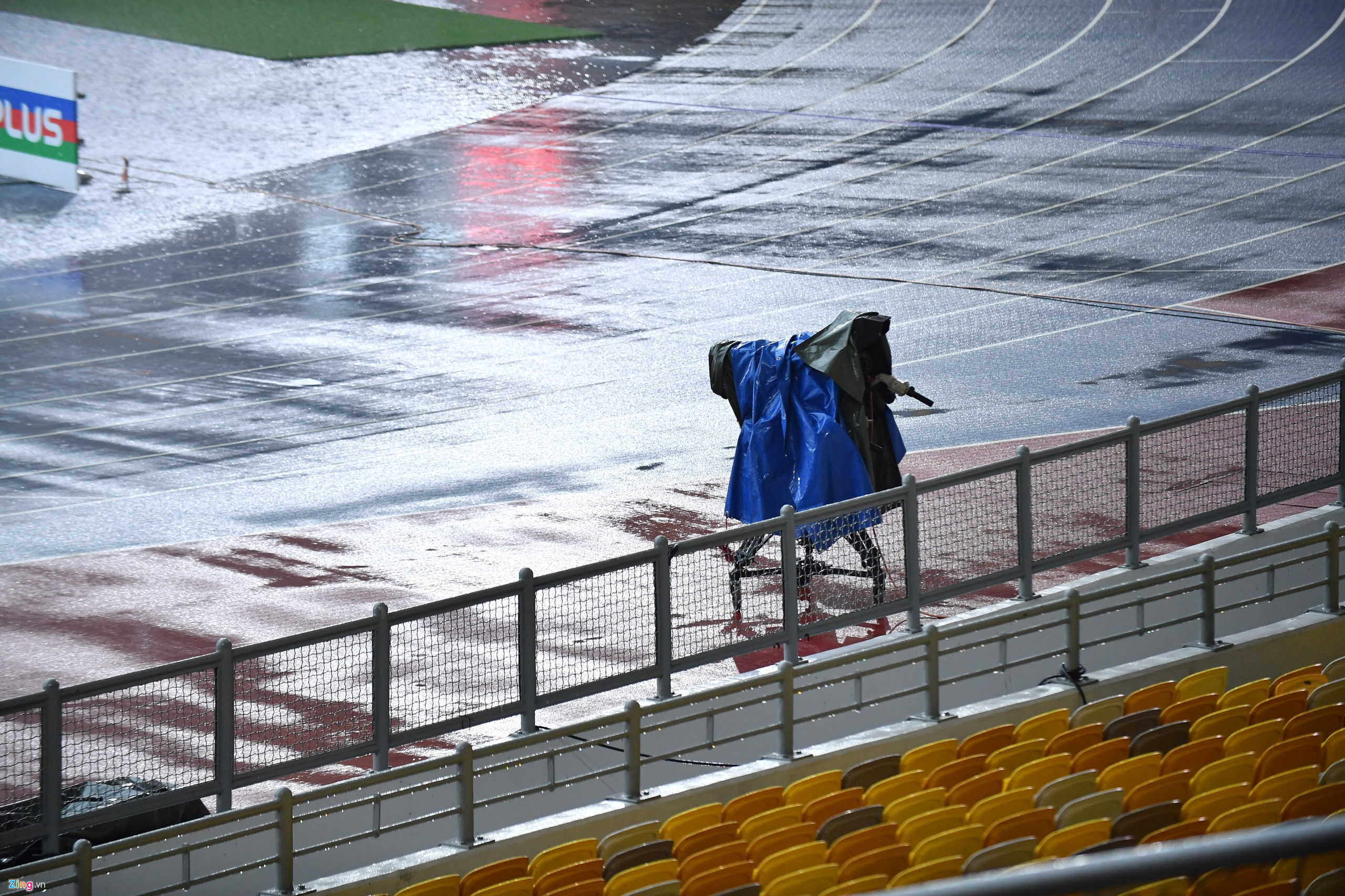 Mặt sân Bukit Jalil ướt sũng trong cơn mưa lớn-4