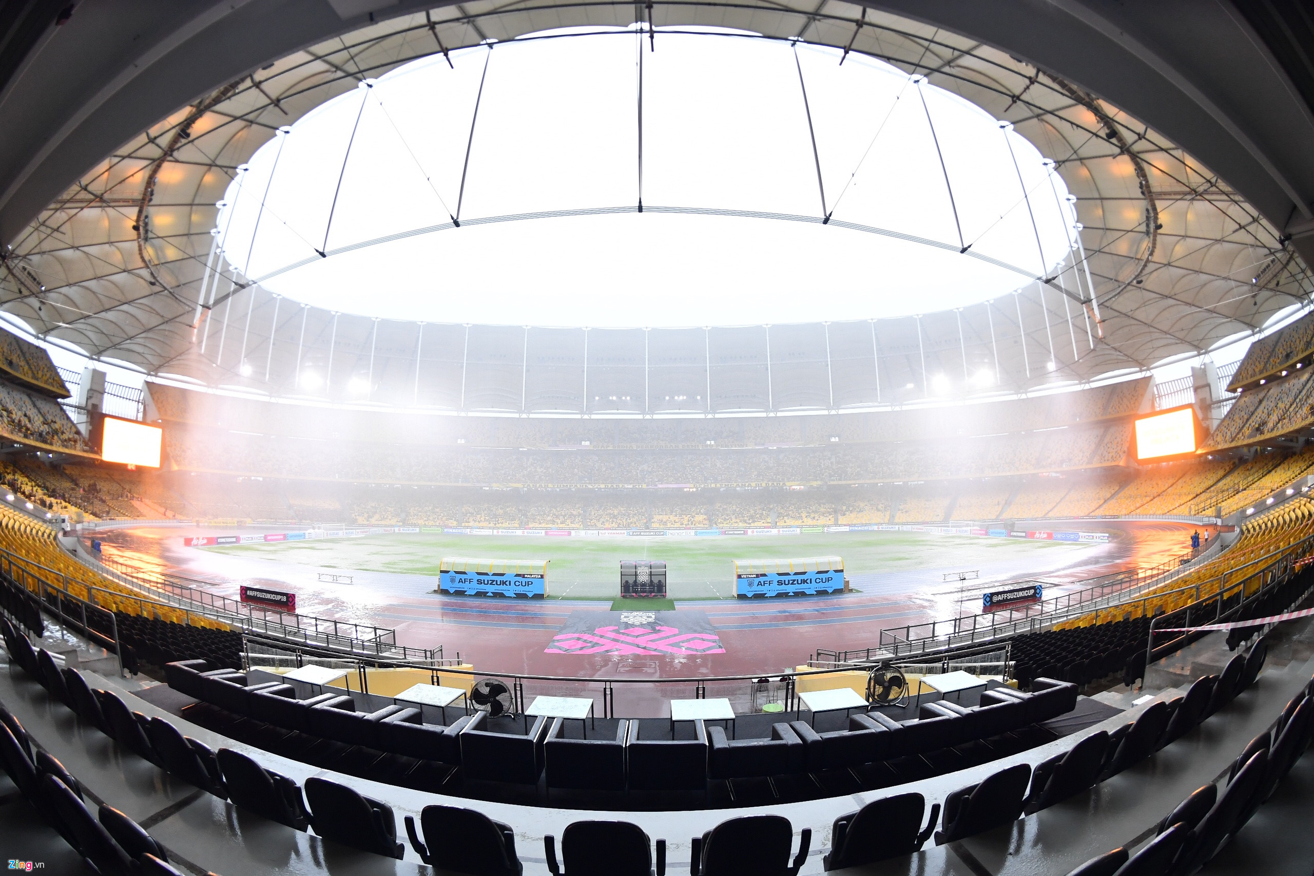 Mặt sân Bukit Jalil ướt sũng trong cơn mưa lớn-5