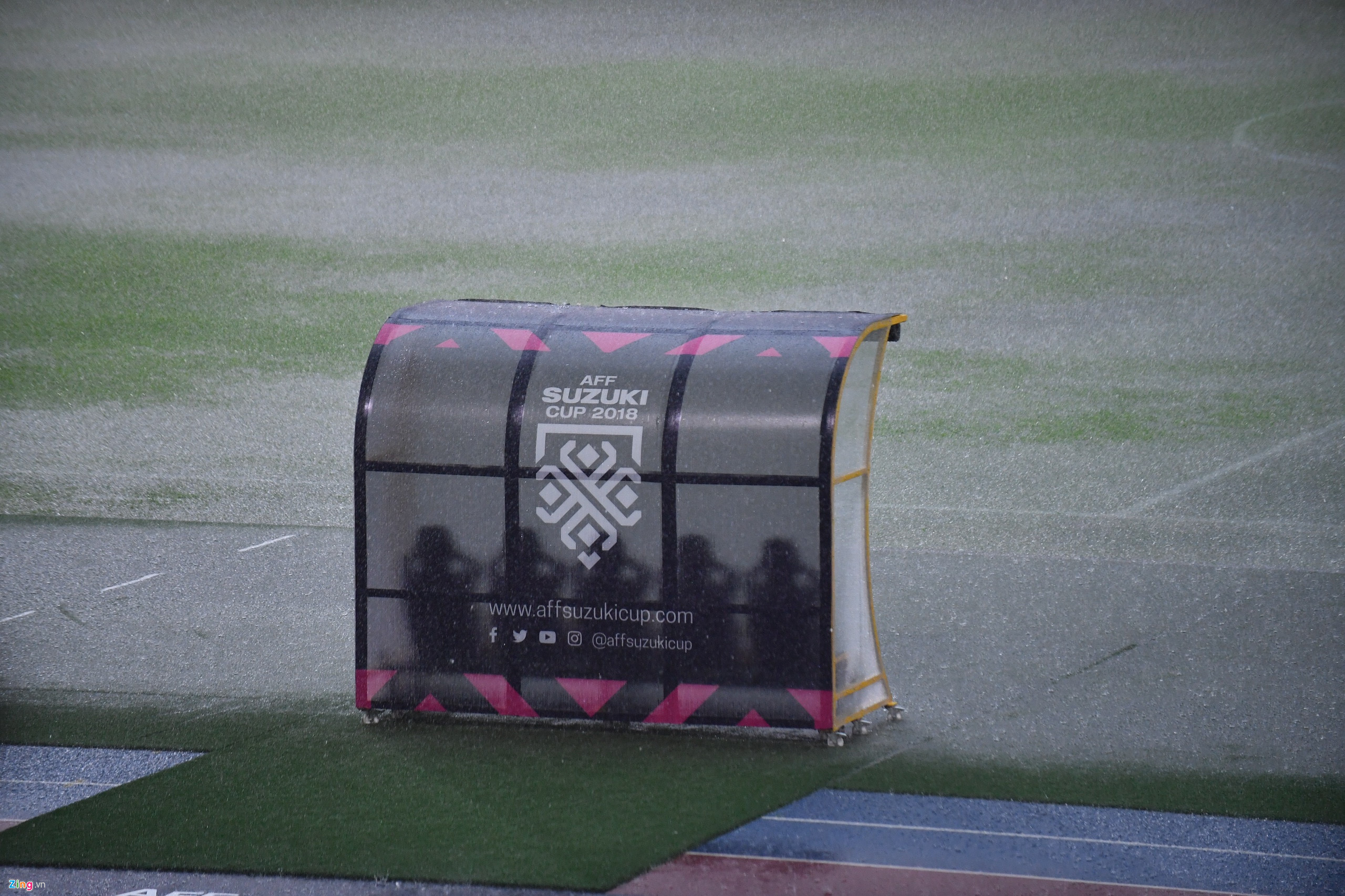 Mặt sân Bukit Jalil ướt sũng trong cơn mưa lớn-6