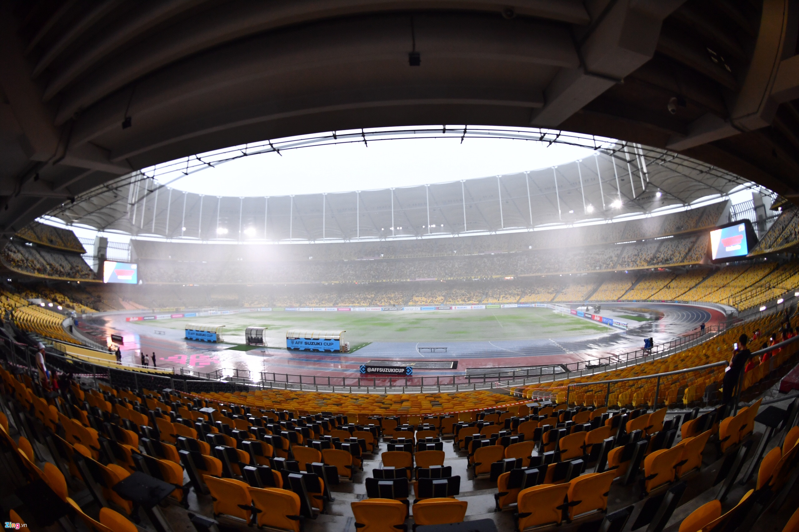 Mặt sân Bukit Jalil ướt sũng trong cơn mưa lớn-8