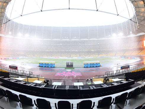 Hơn 100 CĐV Việt Nam bức xúc khi bị chặn cửa lên khán đài dù có vé-11