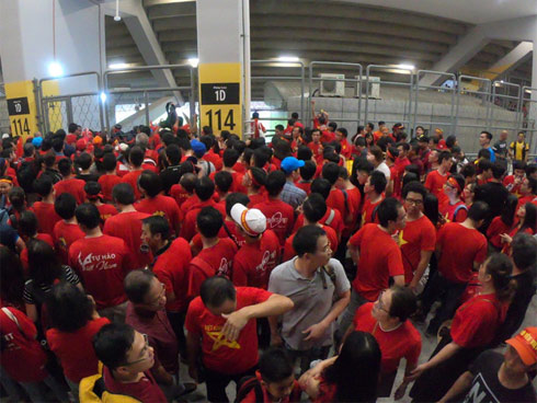 CĐV Việt Nam hụt hẫng khi ĐT Malaysia gỡ hòa 2 - 2 trong hiệp 2 trận chung kết AFF Cup 2018-74