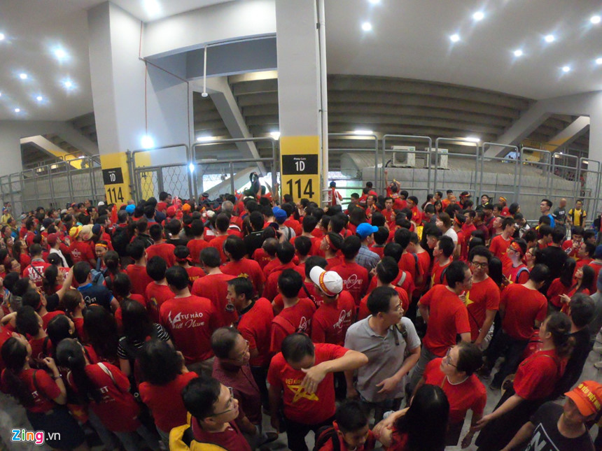 Hơn 100 CĐV Việt Nam bức xúc khi bị chặn cửa lên khán đài dù có vé-1