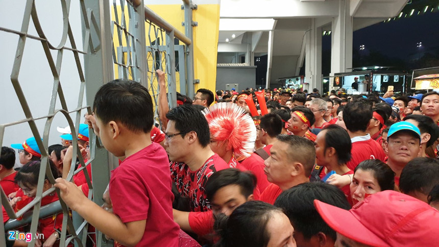 Hơn 100 CĐV Việt Nam bức xúc khi bị chặn cửa lên khán đài dù có vé-5