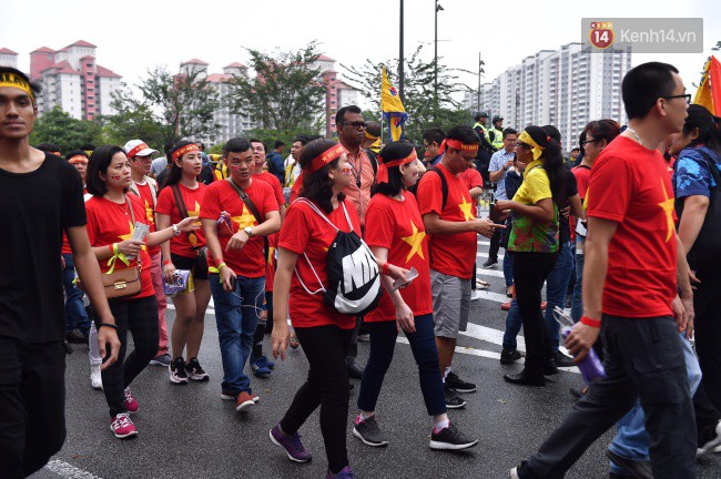CĐV Việt Nam hụt hẫng khi ĐT Malaysia gỡ hòa 2 - 2 trong hiệp 2 trận chung kết AFF Cup 2018-67
