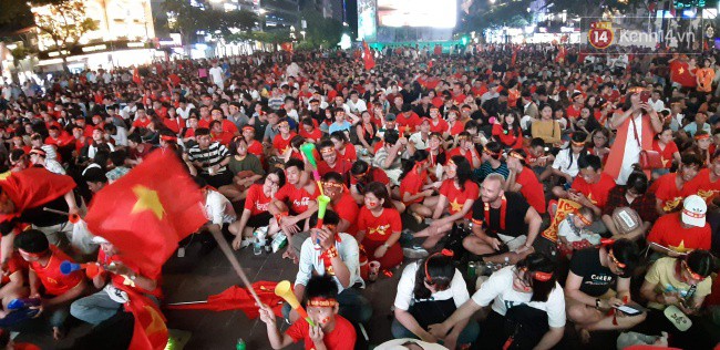 CĐV Việt Nam hụt hẫng khi ĐT Malaysia gỡ hòa 2 - 2 trong hiệp 2 trận chung kết AFF Cup 2018-32