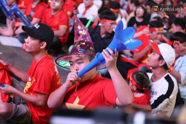CĐV Việt Nam hụt hẫng khi ĐT Malaysia gỡ hòa 2 - 2 trong hiệp 2 trận chung kết AFF Cup 2018-37