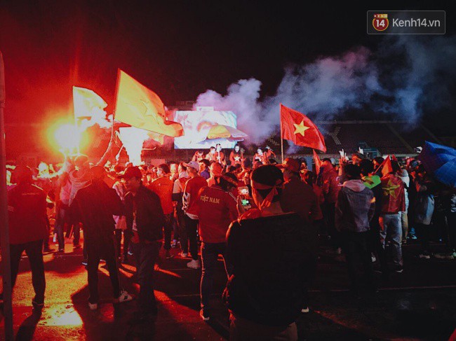 CĐV Việt Nam hụt hẫng khi ĐT Malaysia gỡ hòa 2 - 2 trong hiệp 2 trận chung kết AFF Cup 2018-47