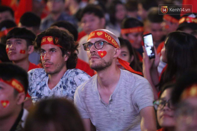 CĐV Việt Nam hụt hẫng khi ĐT Malaysia gỡ hòa 2 - 2 trong hiệp 2 trận chung kết AFF Cup 2018-38