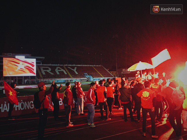 CĐV Việt Nam hụt hẫng khi ĐT Malaysia gỡ hòa 2 - 2 trong hiệp 2 trận chung kết AFF Cup 2018-46