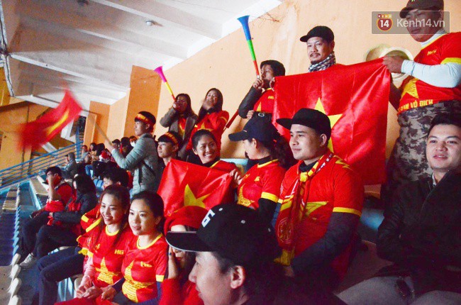 CĐV Việt Nam hụt hẫng khi ĐT Malaysia gỡ hòa 2 - 2 trong hiệp 2 trận chung kết AFF Cup 2018-70