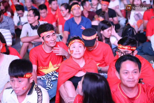 CĐV Việt Nam hụt hẫng khi ĐT Malaysia gỡ hòa 2 - 2 trong hiệp 2 trận chung kết AFF Cup 2018-51