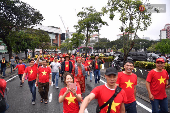 CĐV Việt Nam hụt hẫng khi ĐT Malaysia gỡ hòa 2 - 2 trong hiệp 2 trận chung kết AFF Cup 2018-64