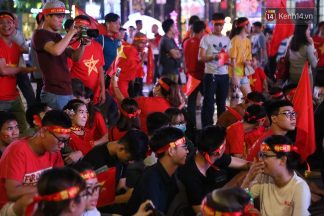 CĐV Việt Nam hụt hẫng khi ĐT Malaysia gỡ hòa 2 - 2 trong hiệp 2 trận chung kết AFF Cup 2018-53