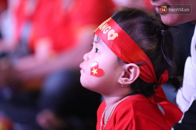 CĐV Việt Nam hụt hẫng khi ĐT Malaysia gỡ hòa 2 - 2 trong hiệp 2 trận chung kết AFF Cup 2018-42