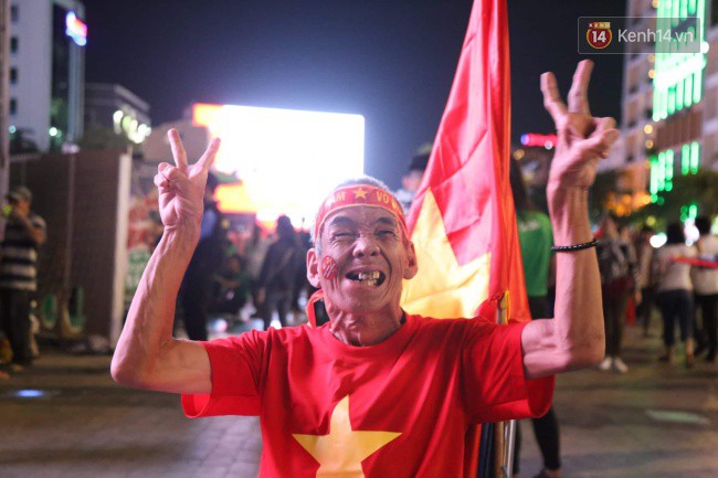 CĐV Việt Nam hụt hẫng khi ĐT Malaysia gỡ hòa 2 - 2 trong hiệp 2 trận chung kết AFF Cup 2018-54