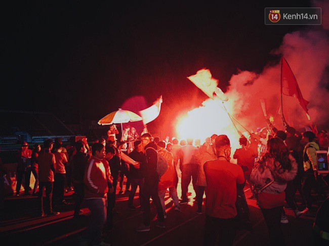 CĐV Việt Nam hụt hẫng khi ĐT Malaysia gỡ hòa 2 - 2 trong hiệp 2 trận chung kết AFF Cup 2018-45