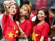 Fangirl xinh đẹp hâm nóng bầu không khí trước thềm đại chiến Việt Nam vs Malaysia