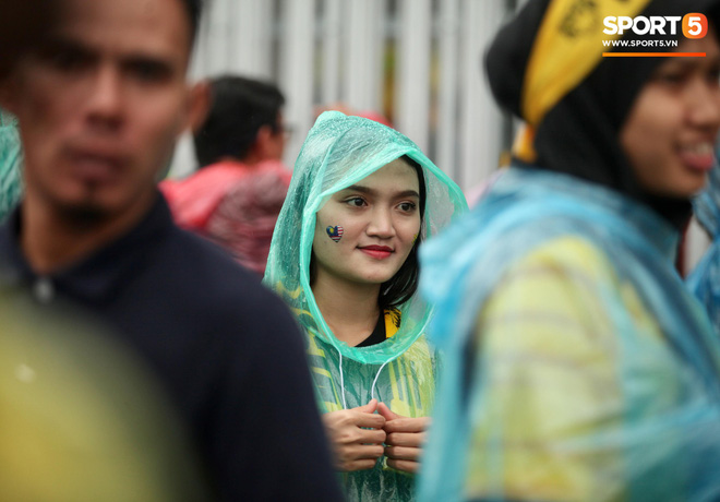Fangirl xinh đẹp hâm nóng bầu không khí trước thềm đại chiến Việt Nam vs Malaysia-7