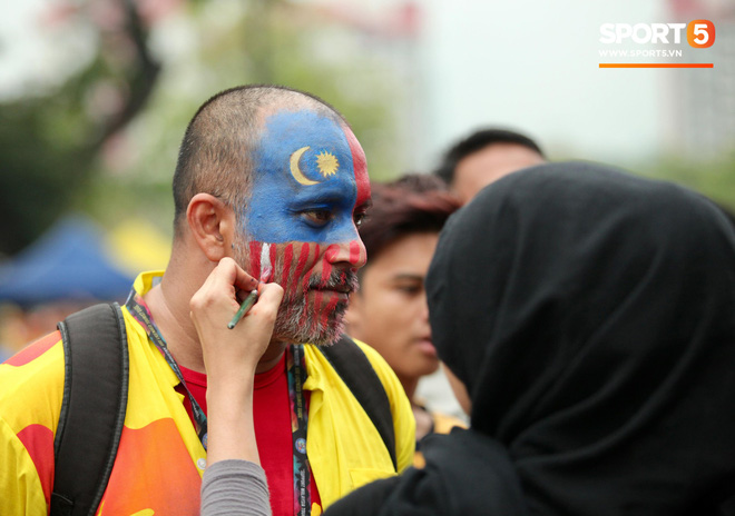 Fangirl xinh đẹp hâm nóng bầu không khí trước thềm đại chiến Việt Nam vs Malaysia-11