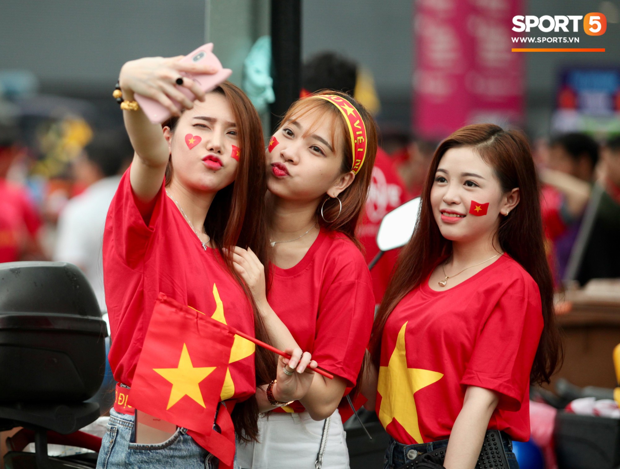 Fangirl xinh đẹp hâm nóng bầu không khí trước thềm đại chiến Việt Nam vs Malaysia-3