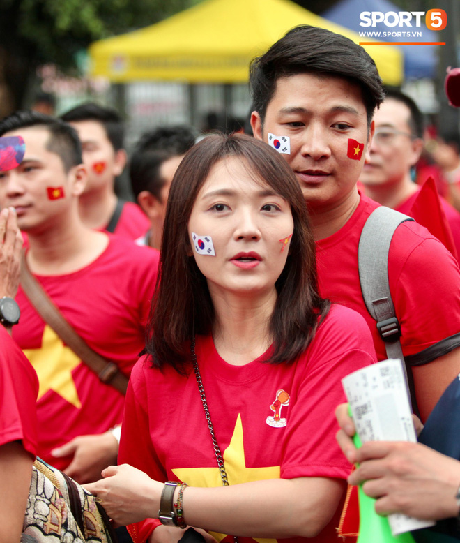 Fangirl xinh đẹp hâm nóng bầu không khí trước thềm đại chiến Việt Nam vs Malaysia-4