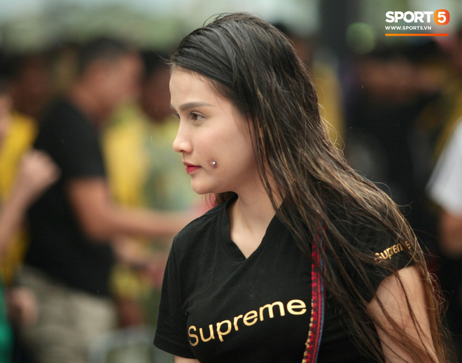 Fangirl xinh đẹp hâm nóng bầu không khí trước thềm đại chiến Việt Nam vs Malaysia-8