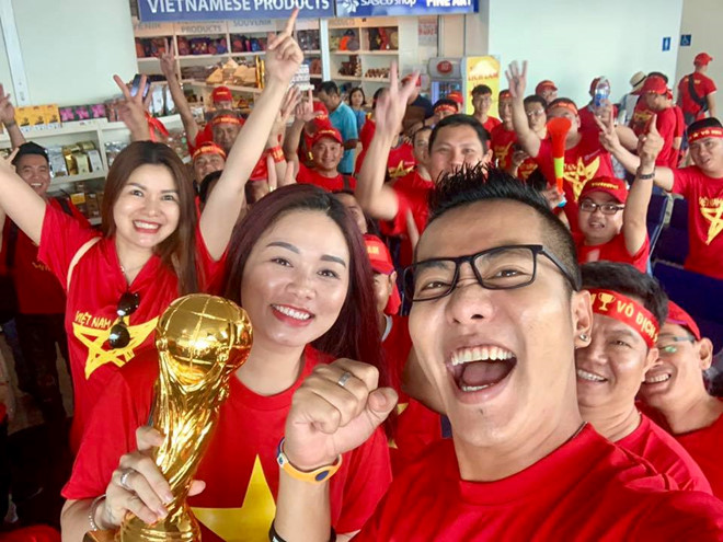 Nhiều nghệ sĩ đã đến Malaysia cổ vũ đội tuyển Việt Nam-6