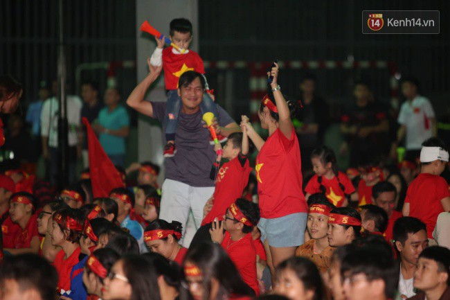 CĐV Việt Nam hụt hẫng khi ĐT Malaysia gỡ hòa 2 - 2 trong hiệp 2 trận chung kết AFF Cup 2018-27