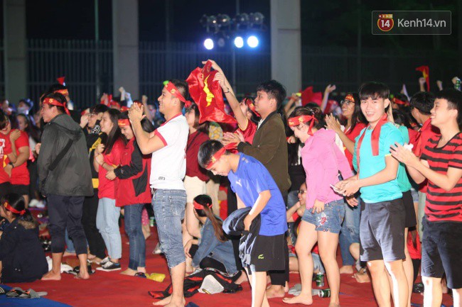 CĐV Việt Nam hụt hẫng khi ĐT Malaysia gỡ hòa 2 - 2 trong hiệp 2 trận chung kết AFF Cup 2018-28